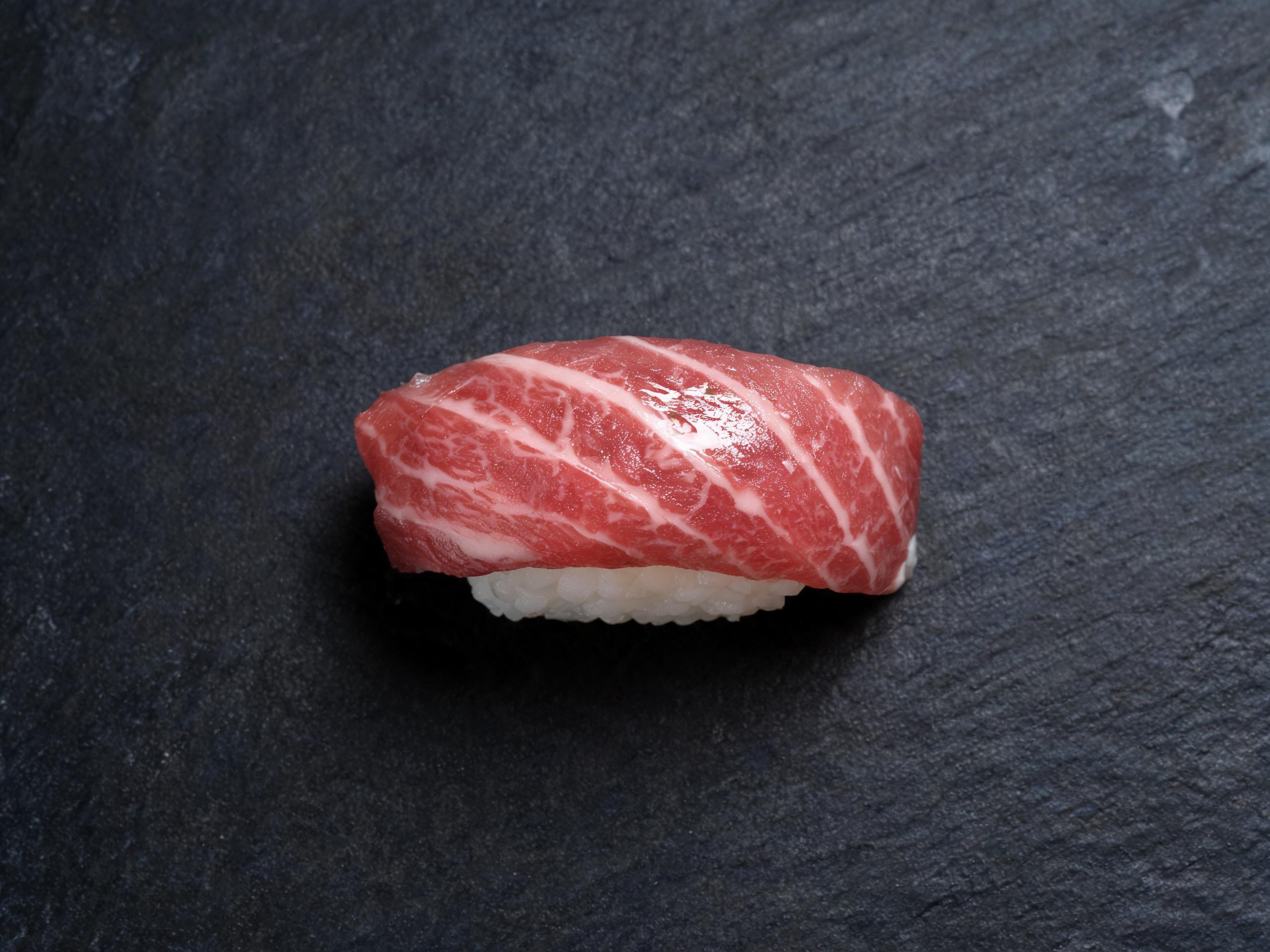 艶やかな大トロの握り寿司